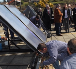 Doña Letizia observa en la terraza del centro los trabajos de los alumnos con unas placas solares